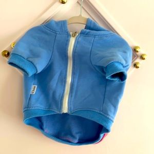 Puppy sweatshirt with hood and pocket.